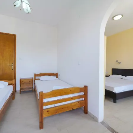 Apartment Lakis *