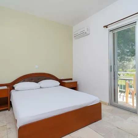 Apartment Lakis *